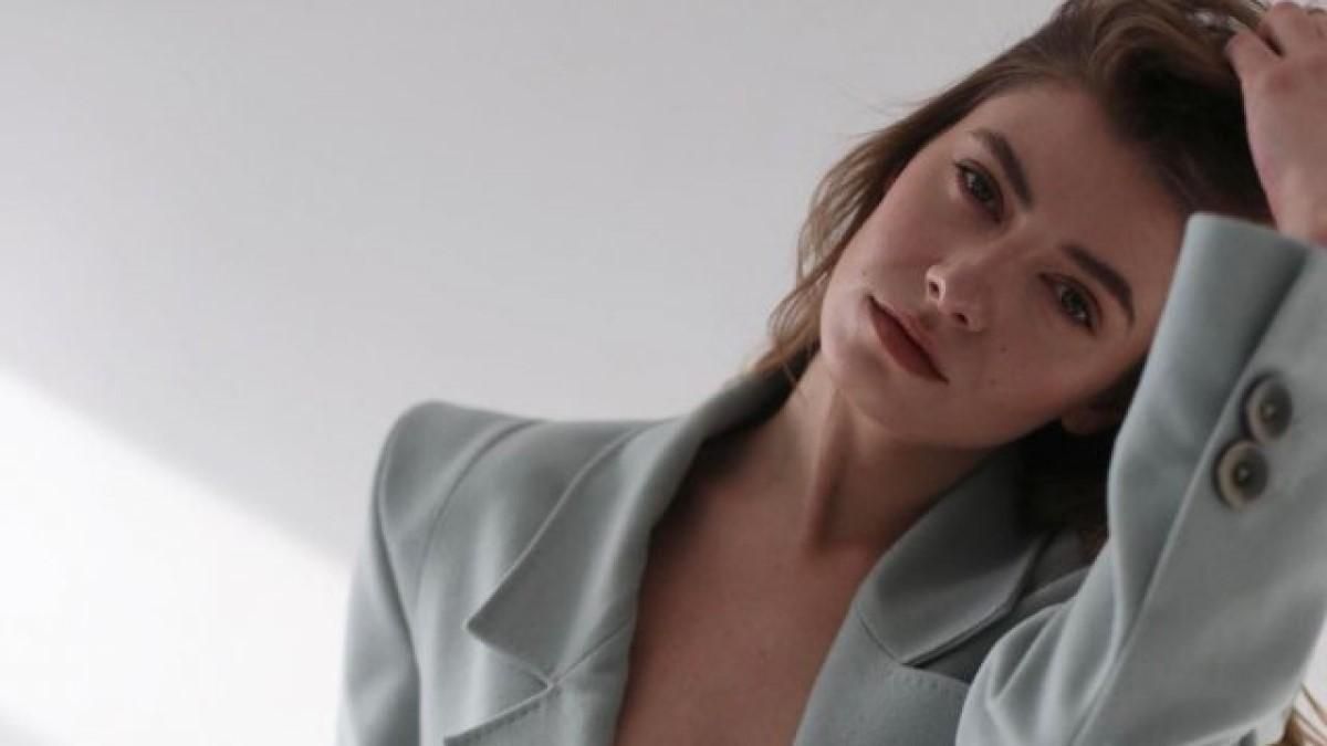 Зірка серіалу "Папік" Дар'я Петрожицька приміряла піджак на голе тіло: пікантні фото Зірка серіалу "Папік" Дар'я Петрожицька приміряла піджак на голе тіло: пікантні фото