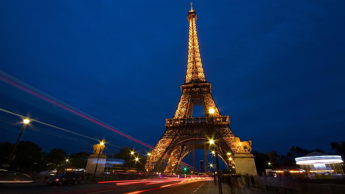Ейфелева вежа нагадає парижанам про необхідність ізоляції новими ілюмінаціями