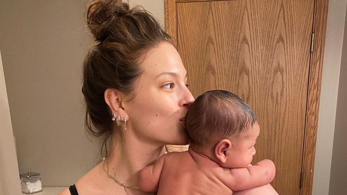 Ешлі Грем показала тренування з маленьким сином на карантині: миле відео Ешлі Грем показала тренування з маленьким сином на карантині: миле відео