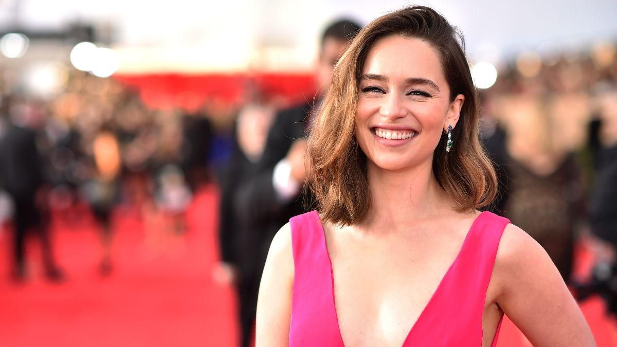 Емілія Кларк запросила прихильників на онлайн-обід Емілія Кларк запросила прихильників на онлайн-обід