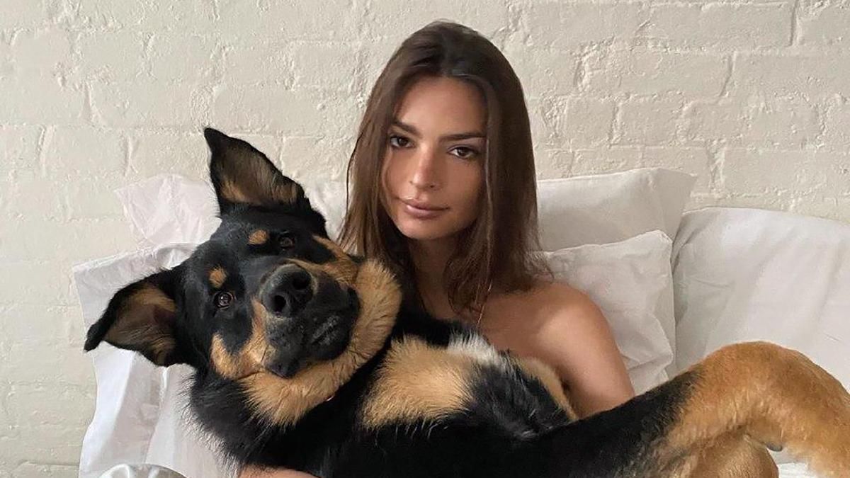 Емілі Ратажковскі прикрила оголені груди собакою: гаряче фото
