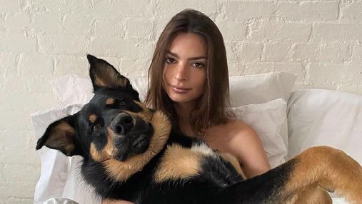 Эмили Ратаковски прикрыла обнаженную грудь собакой: горячее фото
