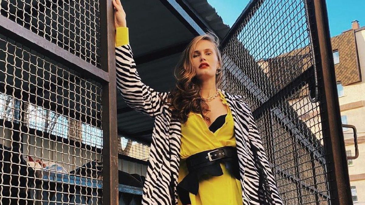 Алла Костромичева выбрасывает мусор с макияжем и на шпильках: курьезные фото Алла Костромичева выбрасывает мусор с макияжем и на шпильках: курьезные фото