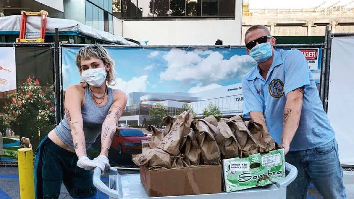 Майлі Сайрус із бойфрендом привезли безкоштовний обід лікарям в Лос-Анджелесі: фото Майлі Сайрус із бойфрендом привезли безкоштовний обід лікарям в Лос-Анджелесі: фото