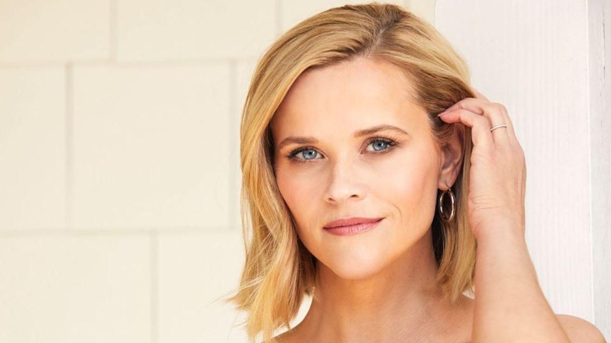 В мини-шортах и с розовой бананкой: карантинная прогулка Риз Уизерспун В мини-шортах и с розовой бананкой: карантинная прогулка Риз Уизерспун