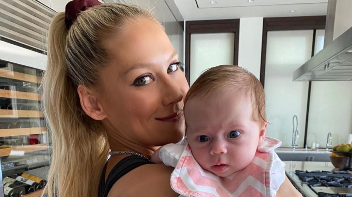 Новонароджена донька Енріке Іглесіаса підкорила мережу: нове фото дівчинки Новонароджена донька Енріке Іглесіаса підкорила мережу: нове фото дівчинки