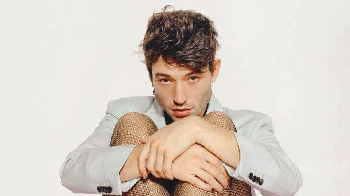 В сети набирает популярность видео, где якобы звезда "Фантастических тварей" бьет фанатку В сети набирает популярность видео, где якобы звезда "Фантастических тварей" бьет фанатку