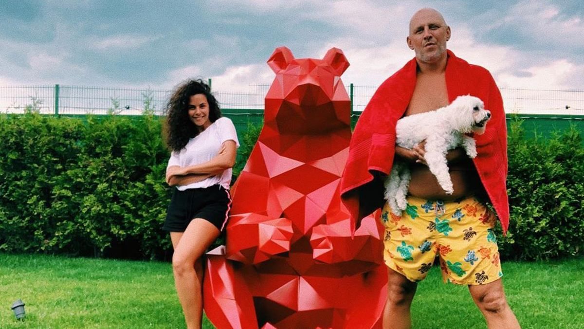 Потап взяв участь у челенджі та переодягнув свою собаку в тренч: курйозне відео Потап взяв участь у челенджі та переодягнув свою собаку в тренч: курйозне відео