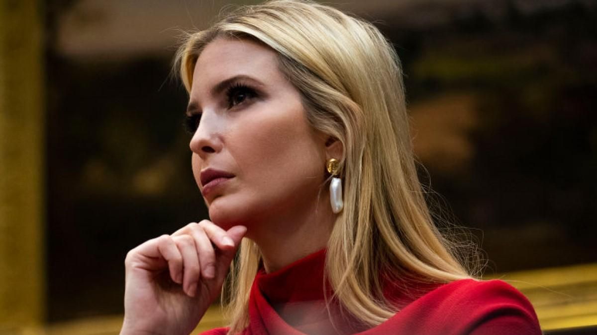 В ефектній сукні та з макіяжем: Іванка Трамп порушила карантин В ефектній сукні та з макіяжем: Іванка Трамп порушила карантин