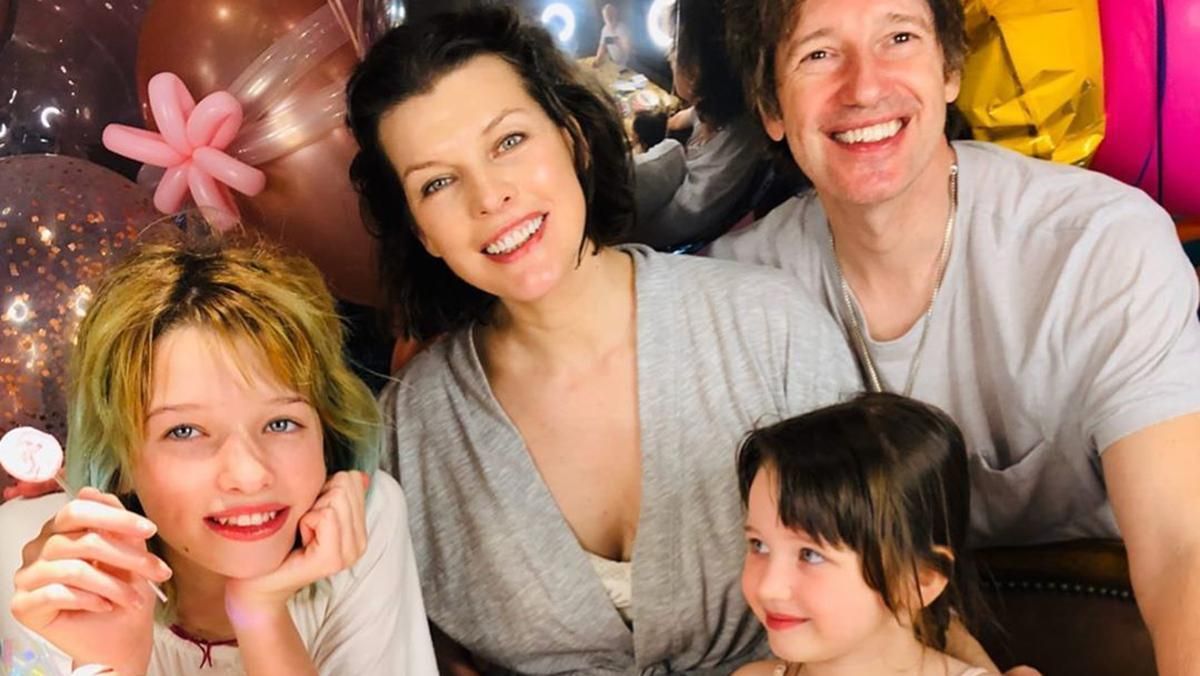 Дочери Милы Йовович весело спели песню "Антошка": эмоциональное видео Дочери Милы Йовович весело спели песню "Антошка": эмоциональное видео