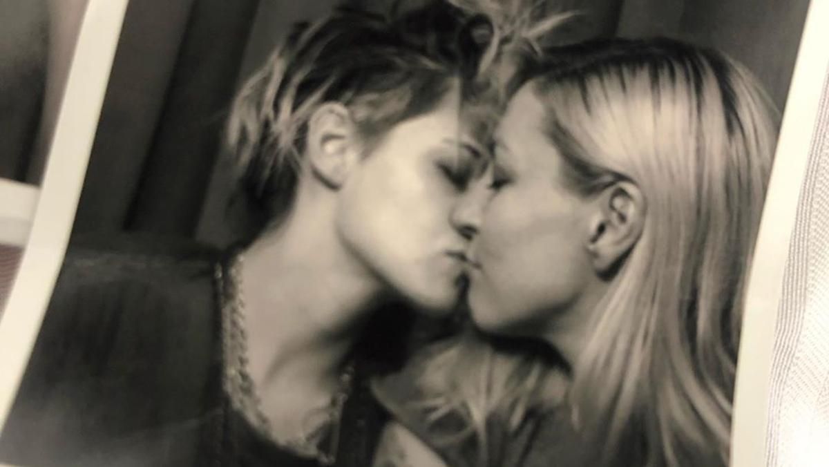 Любимая Кристен Стюарт показала эксклюзивный кадр в объятиях звезды: фото Любимая Кристен Стюарт показала эксклюзивный кадр в объятиях звезды: фото