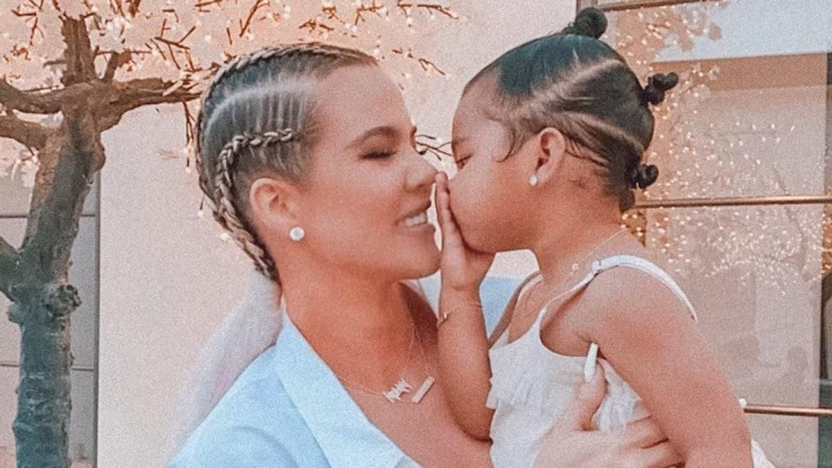 День рождения на карантине: Хлои Кардашян не пригласила сестер на праздник дочери День рождения на карантине: Хлои Кардашян не пригласила сестер на праздник дочери