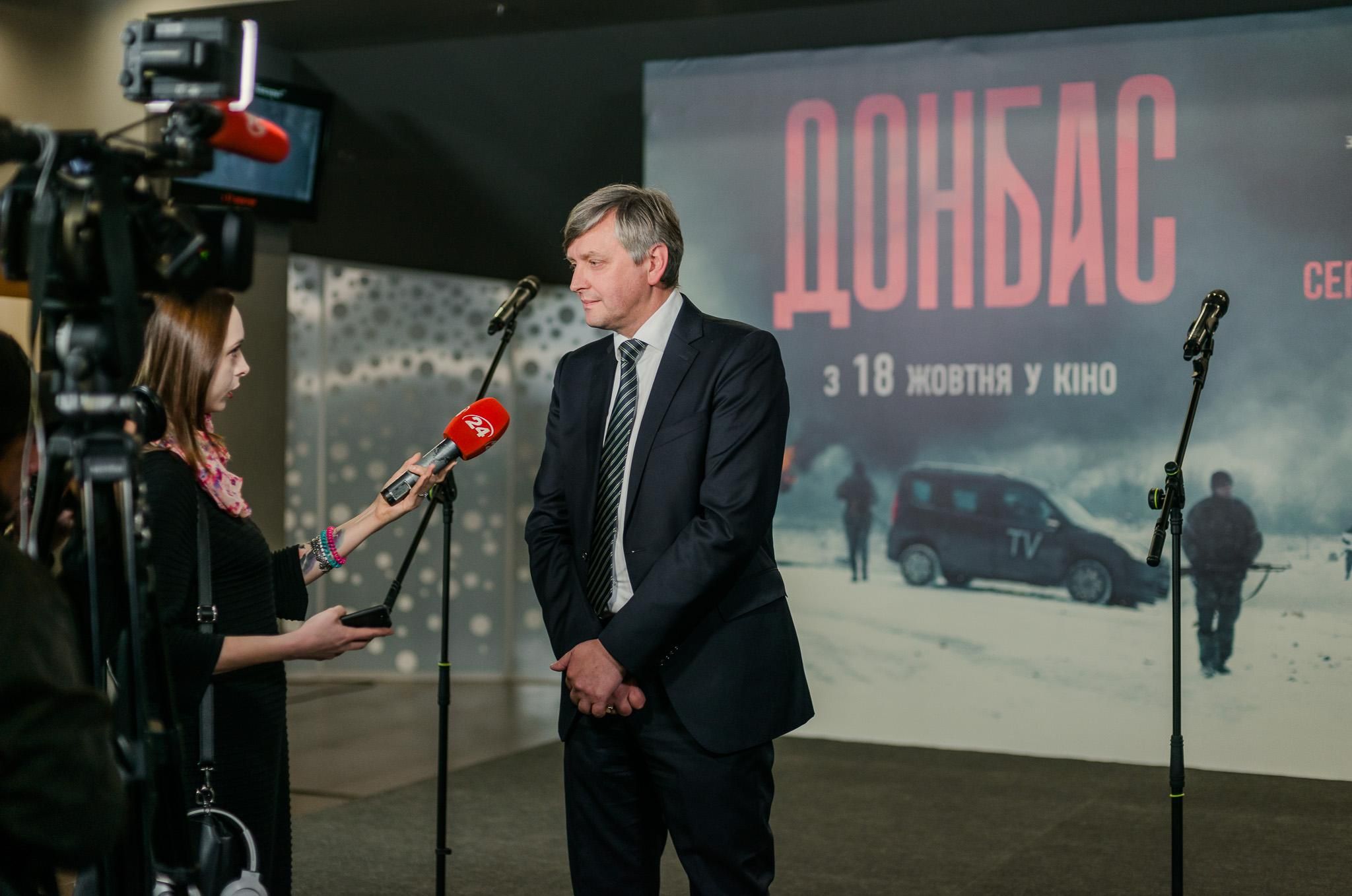 На зйомках "Донбасу" перехожий кинувся захищати "українського воїна" від "розлюченого натовпу" На зйомках "Донбасу" перехожий кинувся захищати "українського воїна" від "розлюченого натовпу"