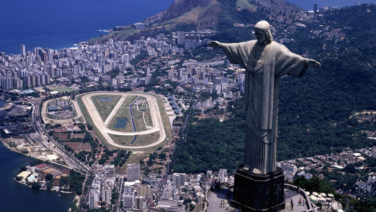 В благодарность врачам статую Христа-Спасителя в Рио-де-Жанейро подсветили: кадры впечатляют