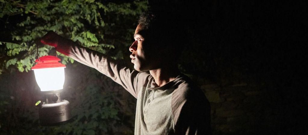 "Воно приходить уночі": психологічний хорор, який важко назвати страшним "Воно приходить уночі": психологічний хорор, який важко назвати страшним