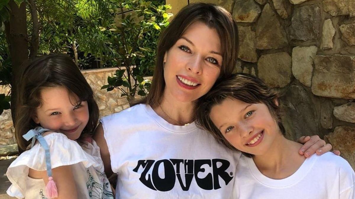 Мила Йовович очаровала сеть милыми фотографиями младших дочерей Мила Йовович очаровала сеть милыми фотографиями младших дочерей