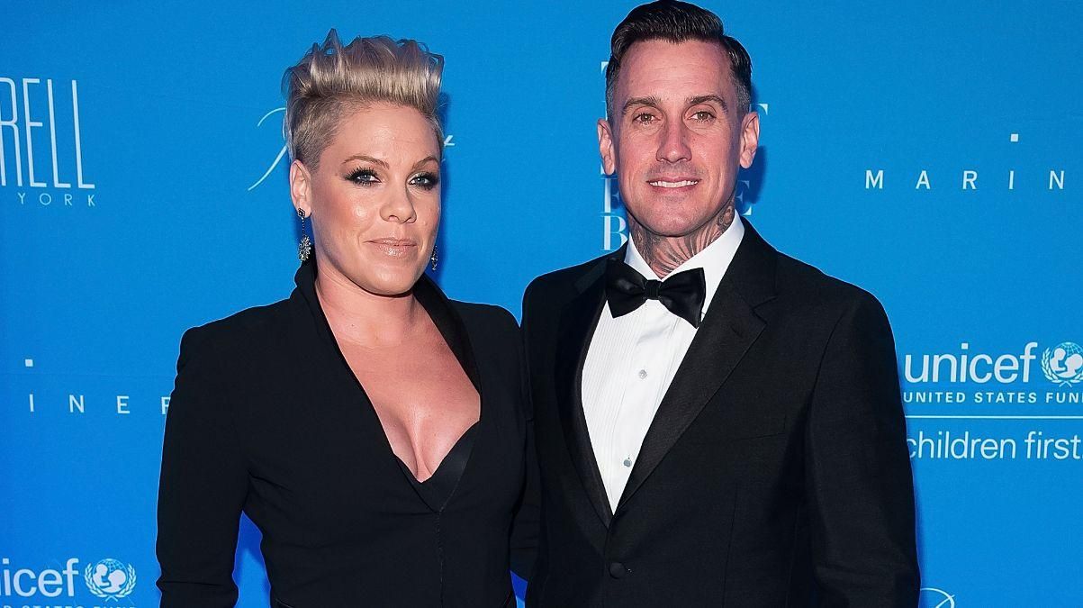 Муж певицы Пинк рассказал, как его жена и сын пережили коронавирус Муж певицы Пинк рассказал, как его жена и сын пережили коронавирус