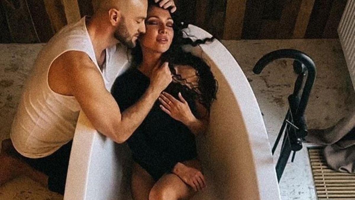 Влад Яма влаштував пристрасну фотосесію з дружиною в ванній: чуттєві кадри