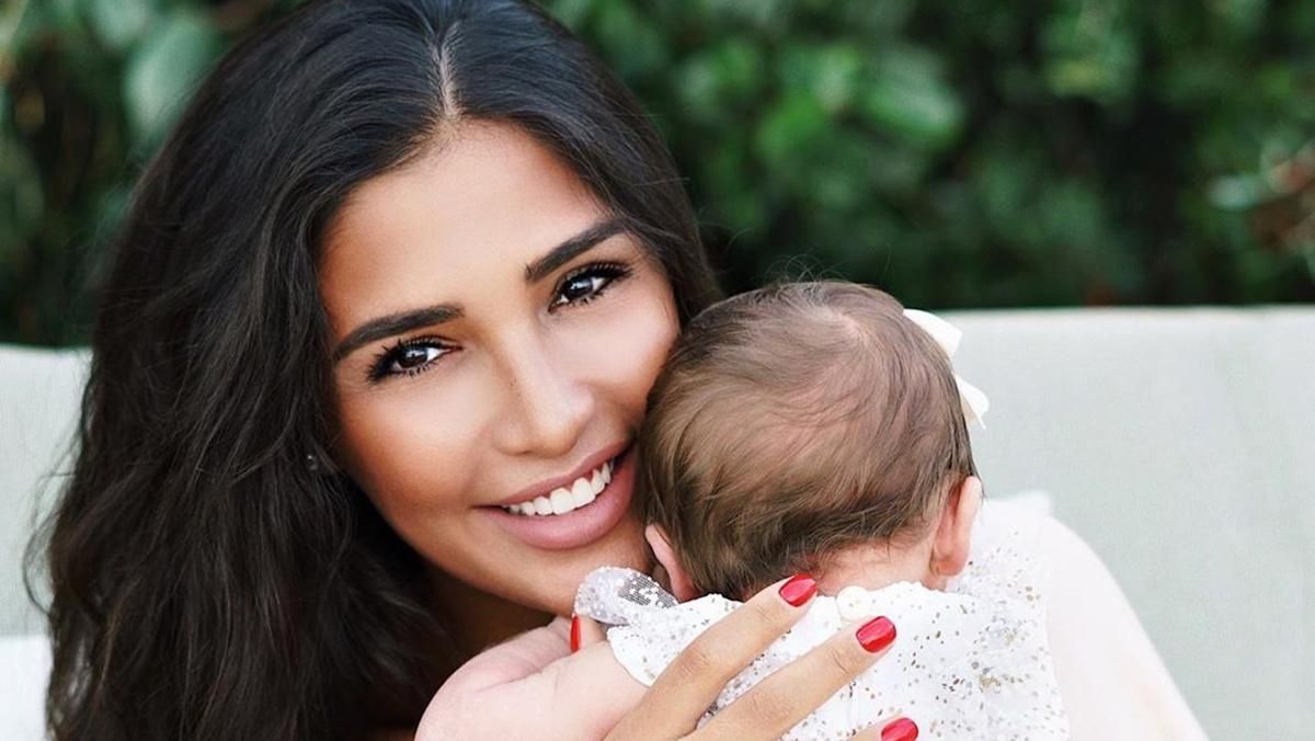 Екссолістка гурту "ВІА Гра" Санта Дімопулос вперше показала обличчя доньки: фото Екссолістка гурту "ВІА Гра" Санта Дімопулос вперше показала обличчя доньки: фото