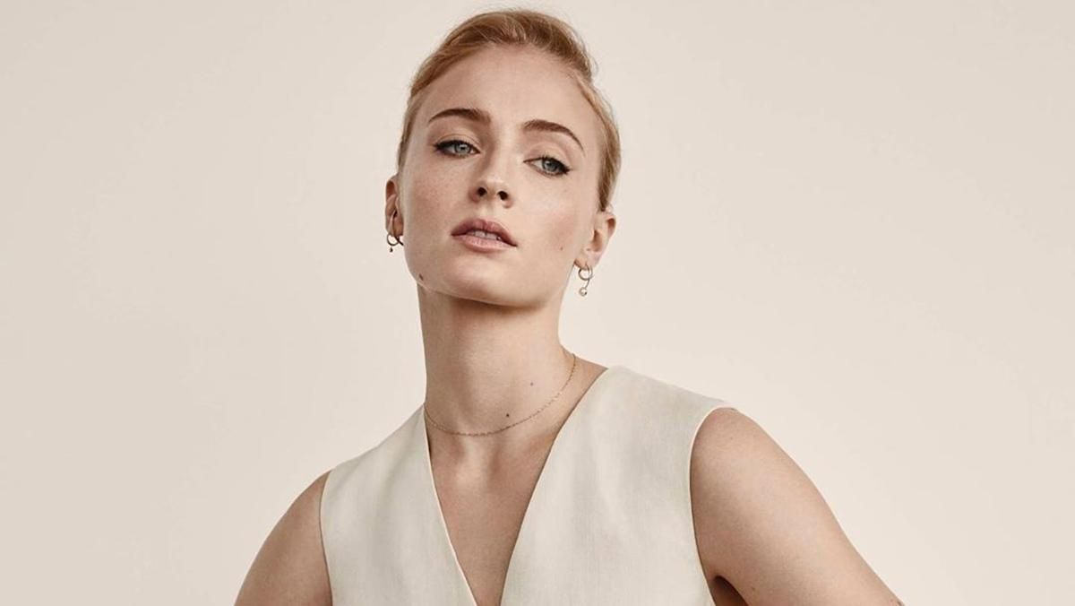 У масці та з трьома собаками: вагітна Софі Тернер на карантинній прогулянці з чоловіком У масці та з трьома собаками: вагітна Софі Тернер на карантинній прогулянці з чоловіком