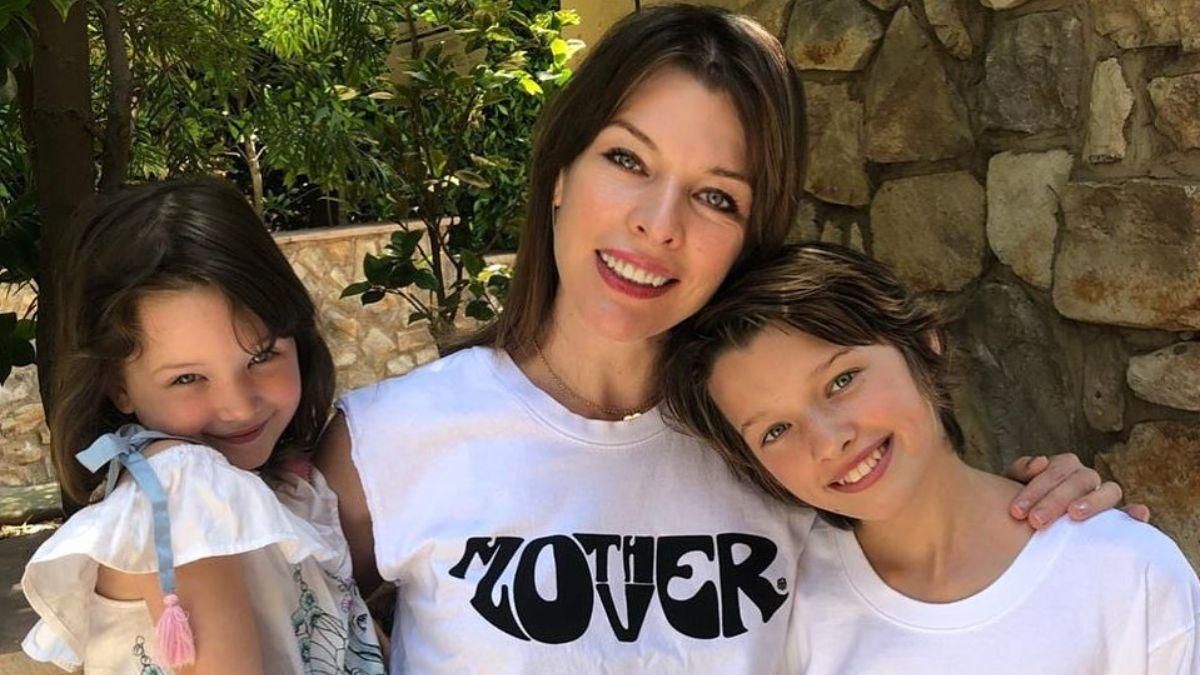 Мила Йовович показала, как ее дочери бились пасхальными яйцами: забавное видео Мила Йовович показала, как ее дочери бились пасхальными яйцами: забавное видео