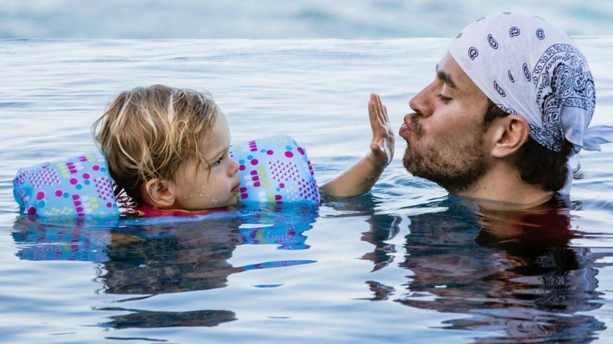 Енріке Іглесіас показав, як проводить час на карантині з підрослими двійнятами: веселе відео Енріке Іглесіас показав, як проводить час на карантині з підрослими двійнятами: веселе відео