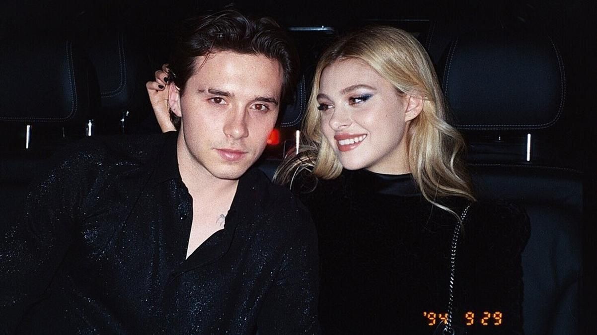 Страстные поцелуи в масках: как Бруклин Бекхэм проводит карантин с любимой Страстные поцелуи в масках: как Бруклин Бекхэм проводит карантин с любимой