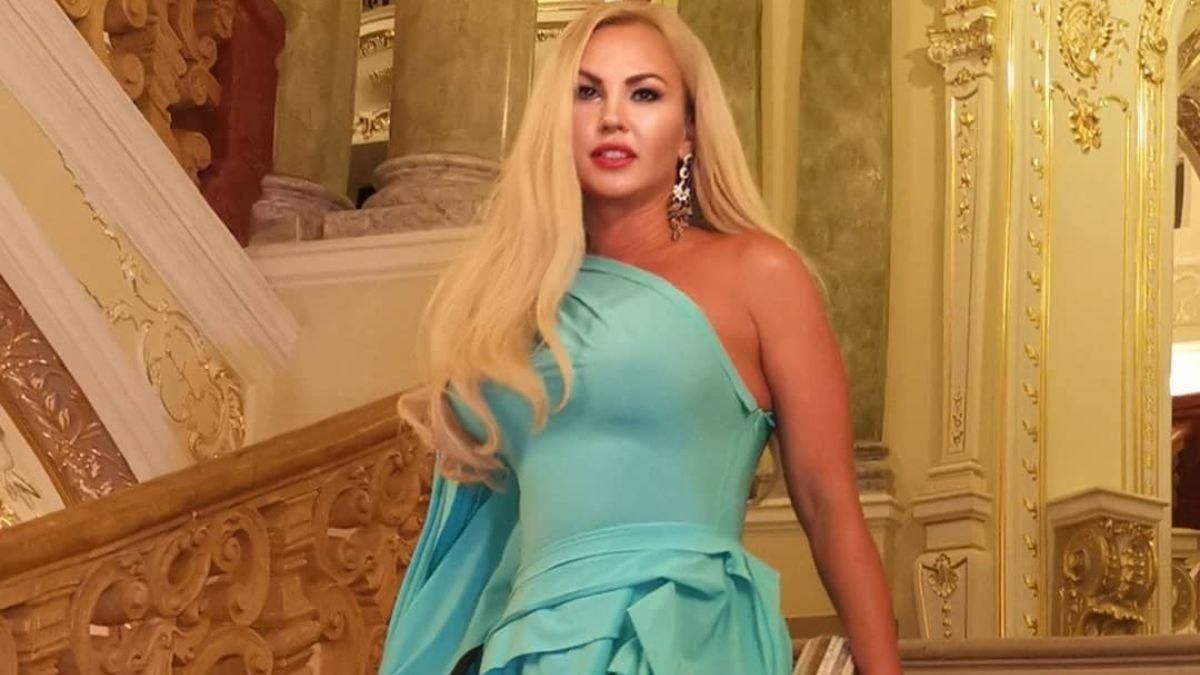 Камалия показала семейное фото в масках с улыбками на карантине и попросила о помощи Камалия показала семейное фото в масках с улыбками на карантине и попросила о помощи