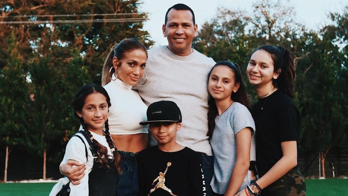 Дженніфер Лопес зворушливо привітала доньку нареченого з днем народження: допис підкорив мережу Дженніфер Лопес зворушливо привітала доньку нареченого з днем народження: допис підкорив мережу