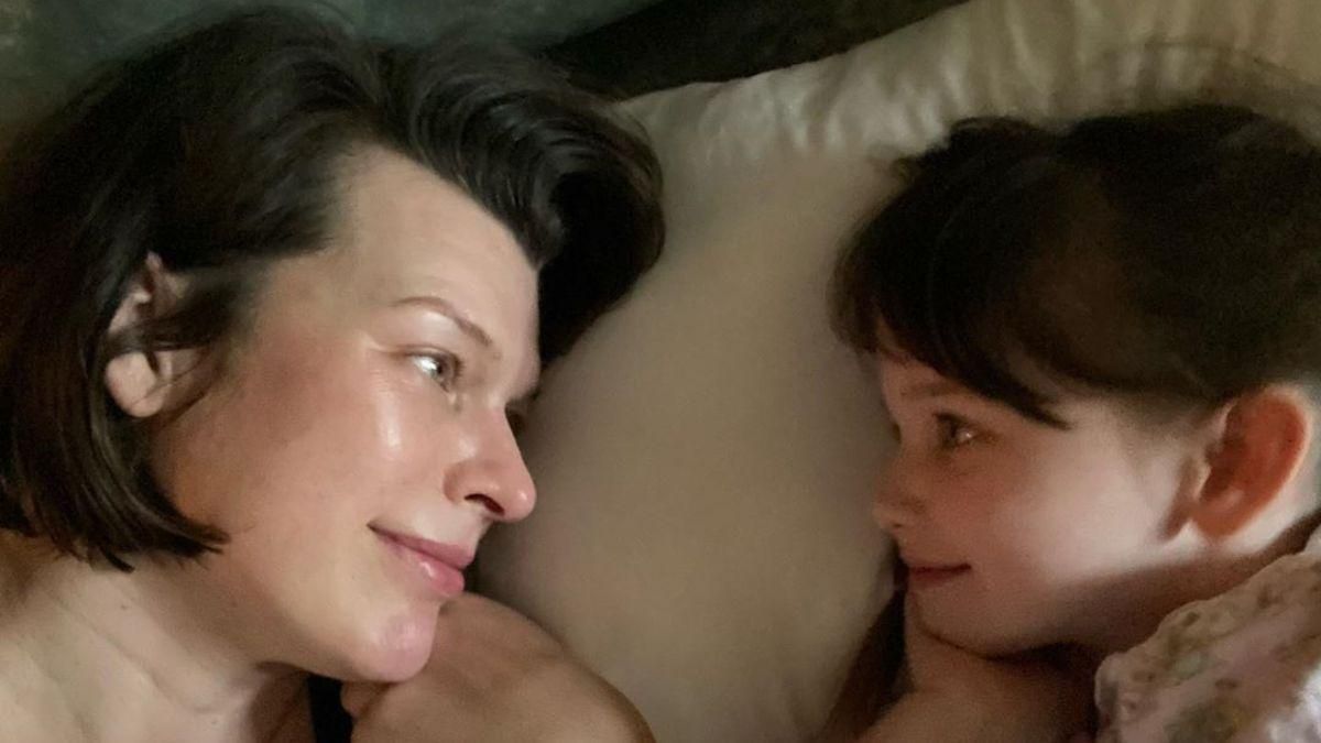 Мила Йовович показала, как дочка развлекается на карантине: яркие фото Мила Йовович показала, как дочка развлекается на карантине: яркие фото