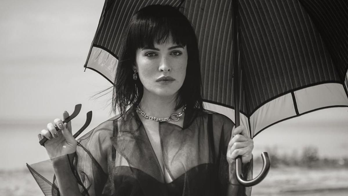 Даша Астафьева позировала в обтягивающем платье и кожаных перчатках: эпатажный карантинный look Даша Астафьева позировала в обтягивающем платье и кожаных перчатках: эпатажный карантинный look