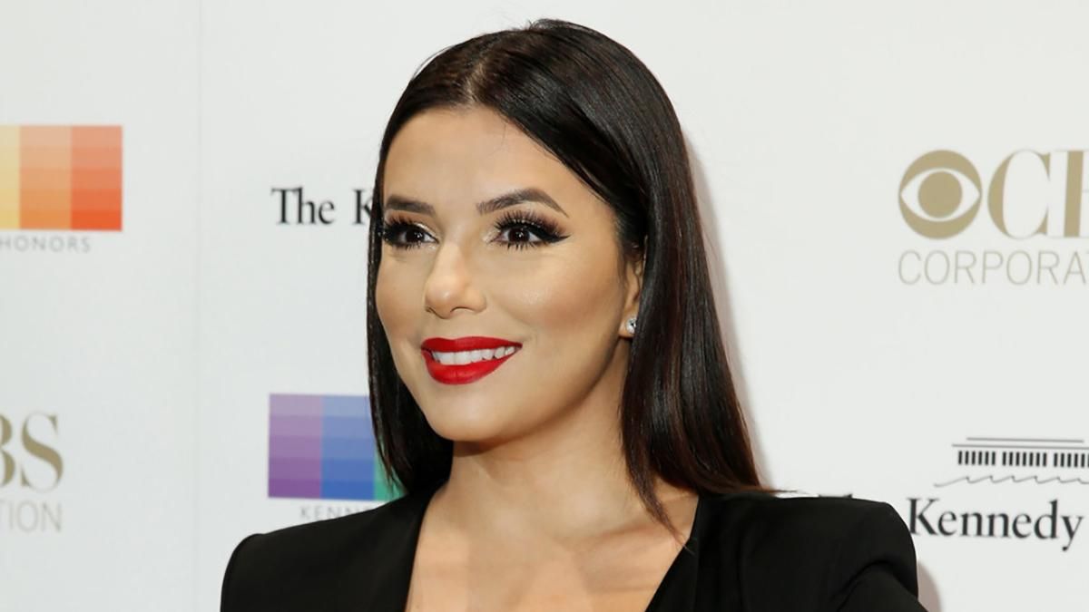 Єва Лонгорія показала, як зафарбовує сивину на волоссі: фото Єва Лонгорія показала, як зафарбовує сивину на волоссі: фото