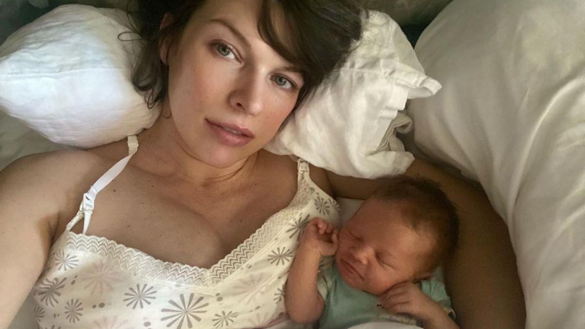 Мила Йовович очаровала сеть фотографией 2-месячной дочери