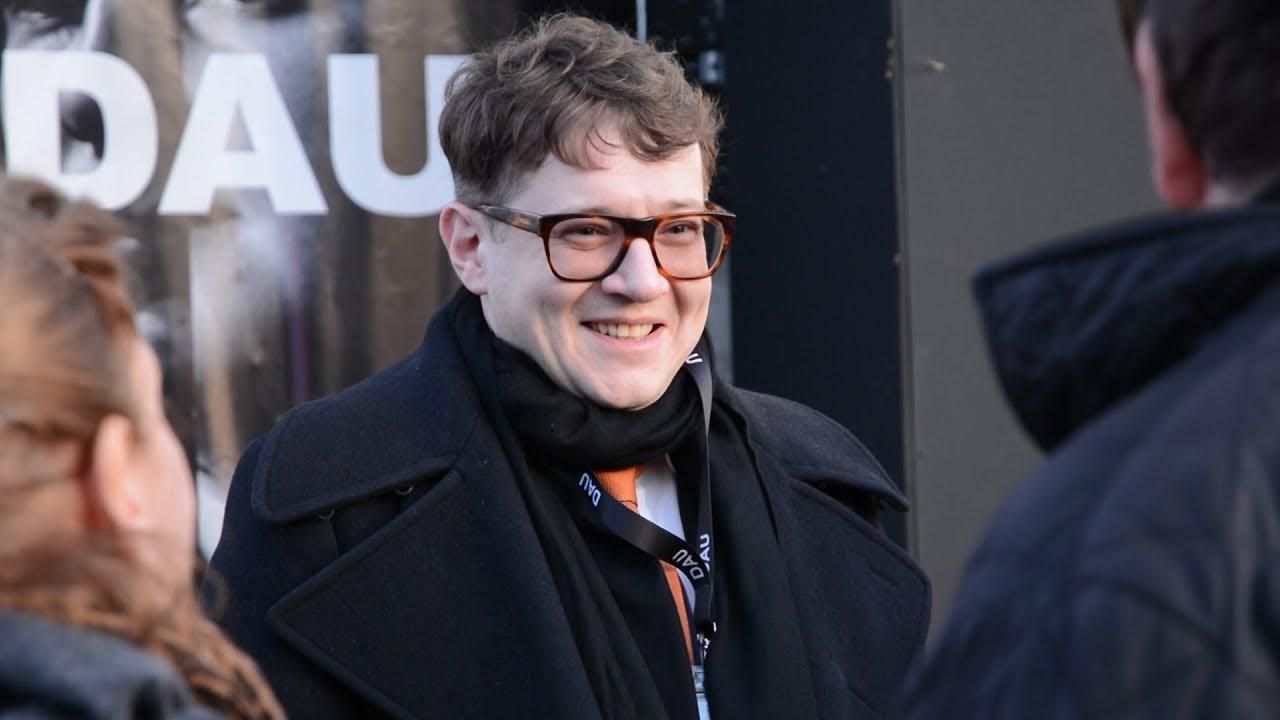 Скандальний режисер Ілля Хржановський заявив, що не залишить керівну посаду у центрі Бабин Яр Скандальний режисер Ілля Хржановський заявив, що не залишить керівну посаду у центрі Бабин Яр