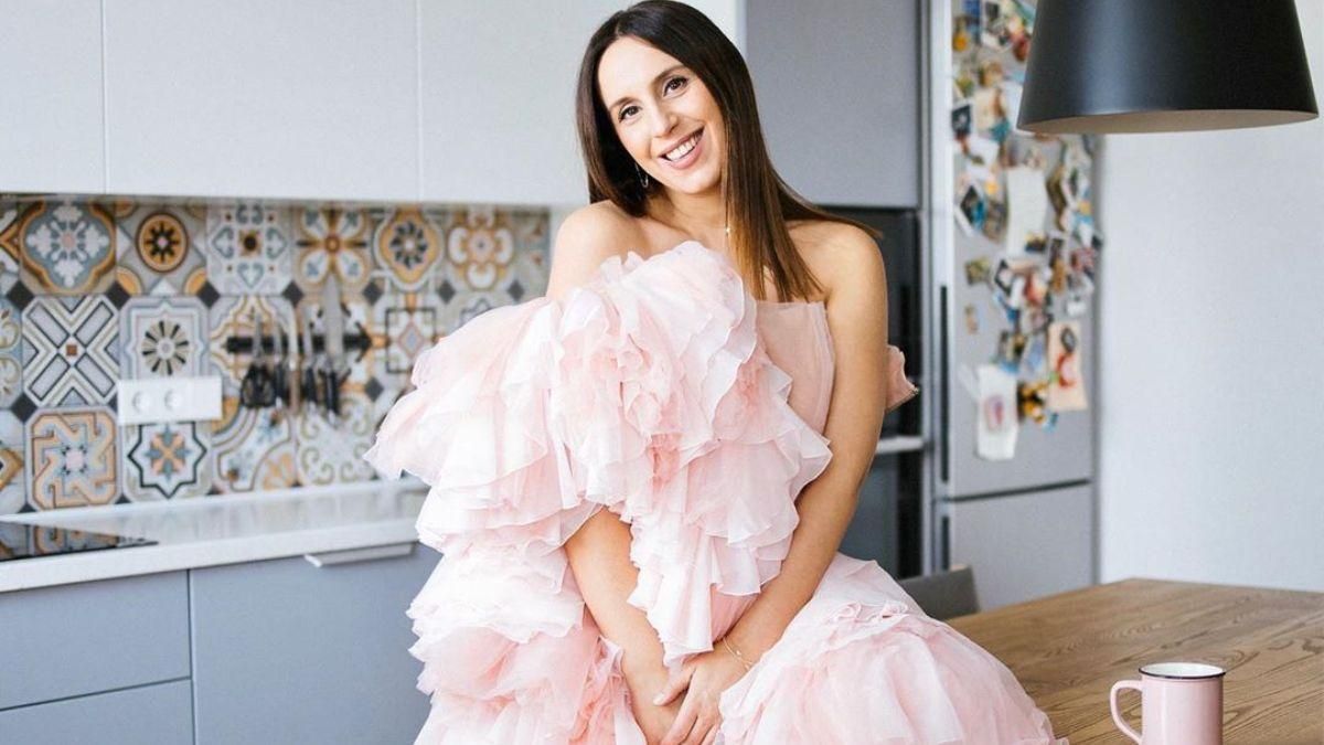 У сукні-халаті: вагітна Джамала замилувала мережу стильним образом У сукні-халаті: вагітна Джамала замилувала мережу стильним образом