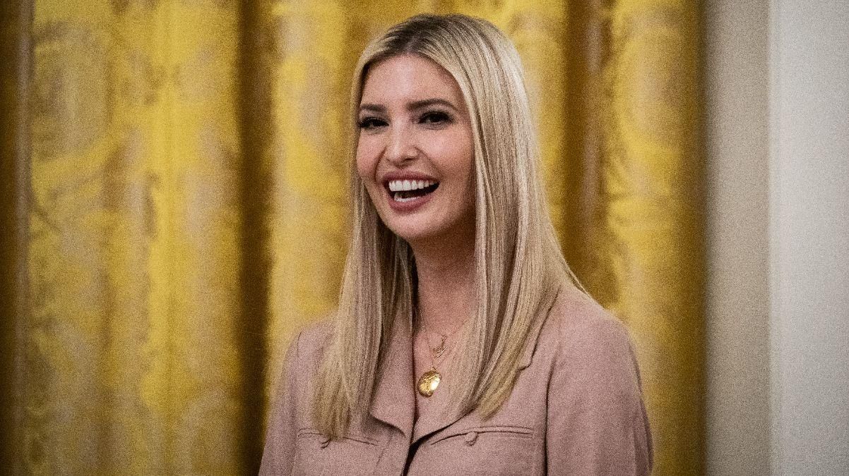 В пудровом комбинезоне: Иванка Трамп осуществила первый официальный выход на карантине В пудровом комбинезоне: Иванка Трамп осуществила первый официальный выход на карантине