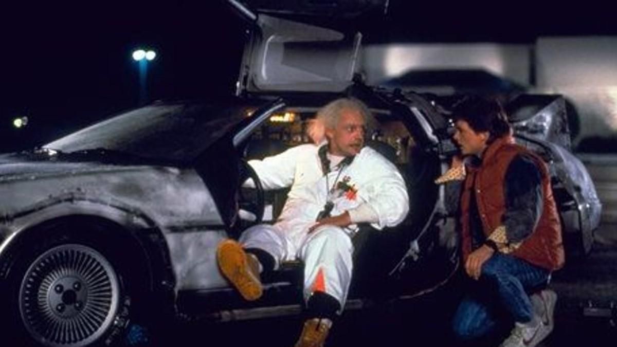 Легендарную машину из фильмов "Назад в будущее" выставили на продажу: ностальгические фото