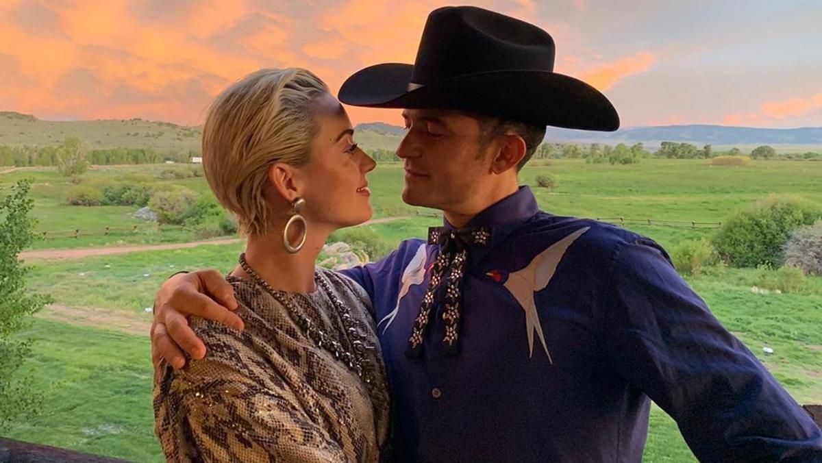 Вагітна Кеті Перрі показала сімейний look з Орландо Блумом: вбрання з актуальним месседжем Вагітна Кеті Перрі показала сімейний look з Орландо Блумом: вбрання з актуальним месседжем