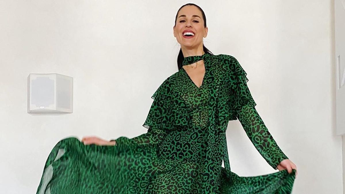 Маша Ефросинина выбрасывает мусор в изысканном платье и на каблуках: смешное видео Маша Ефросинина выбрасывает мусор в изысканном платье и на каблуках: смешное видео