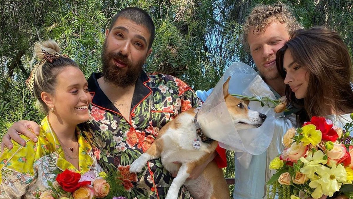 Эмили Ратаковски провела свадьбу на карантине: невестами стали собаки Эмили Ратаковски провела свадьбу на карантине: невестами стали собаки