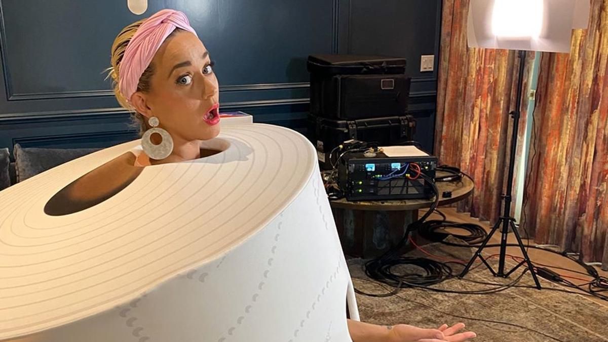 У костюмі туалетного паперу: Кеті Перрі ошелешила черговим карантинним образом