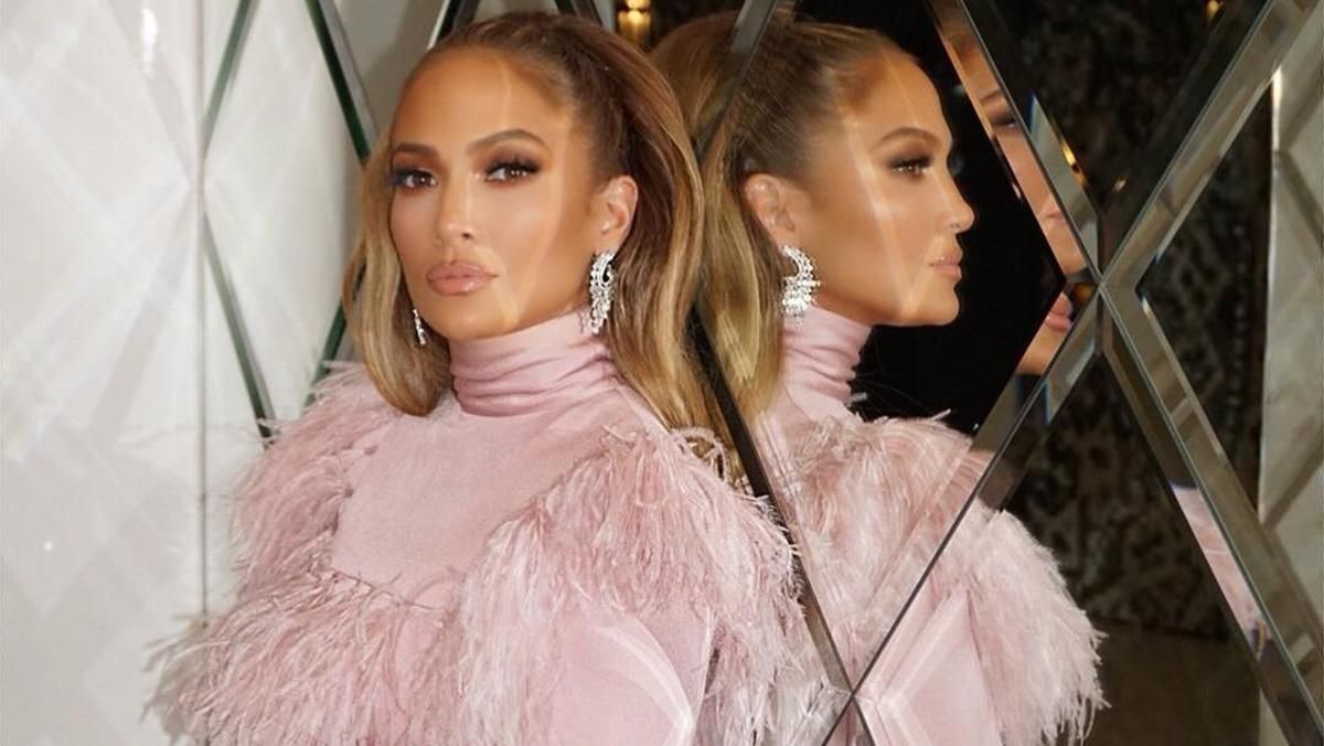 Дженнифер Лопес покорила сеть беззаботным образом в легком платье: фото Дженнифер Лопес покорила сеть беззаботным образом в легком платье: фото