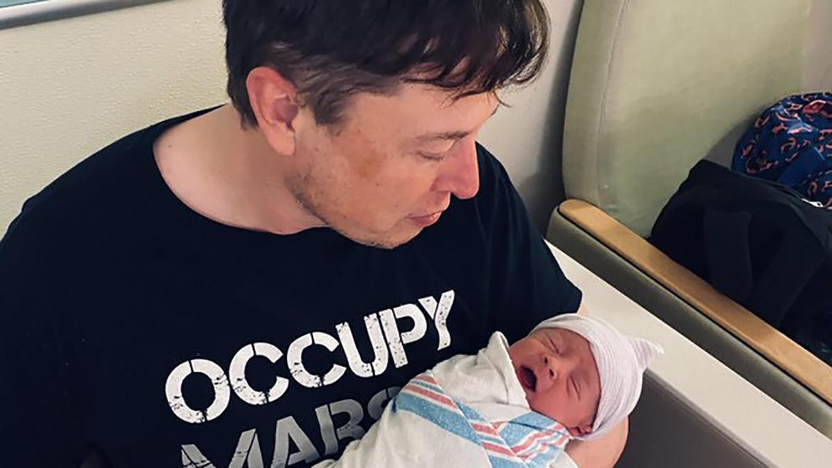 Илон Маск показал новорожденного сына: чувственное фото
