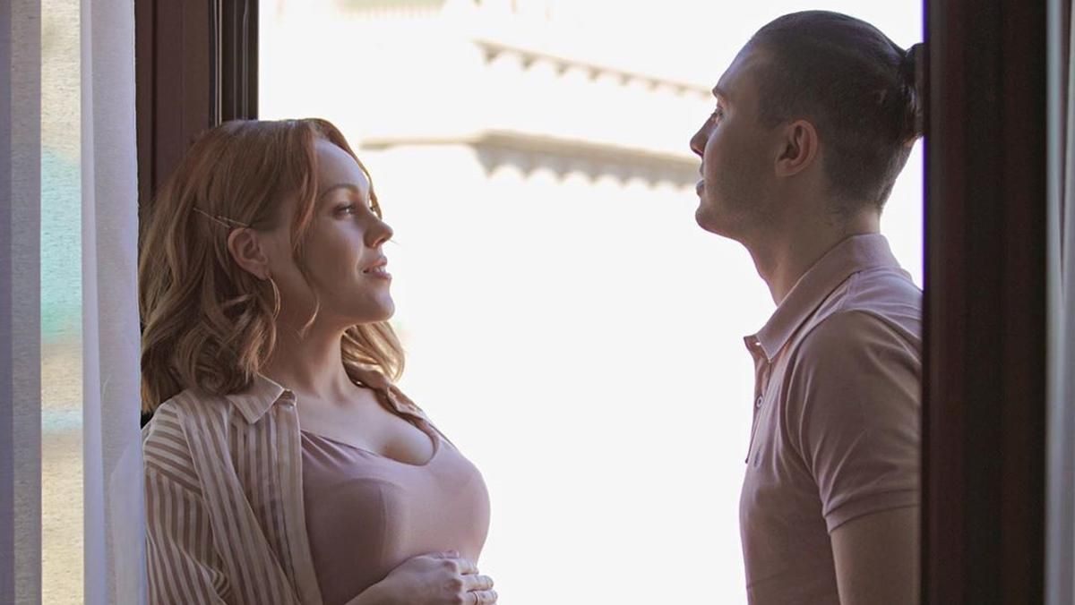 Вагітна Alyosha підкреслила округлий живіт у легкій мінісукні: фото Вагітна Alyosha підкреслила округлий живіт у легкій мінісукні: фото