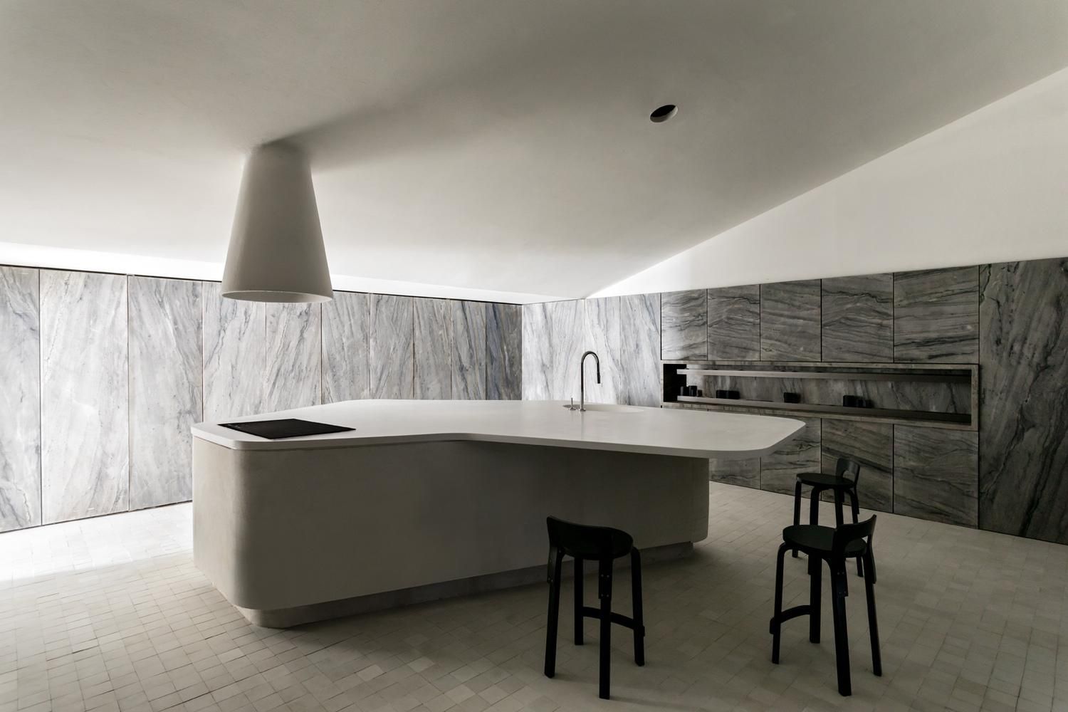 Королівство сірого: дизайнери розробили інтер'єр кухні з цілковитого мармуру – фото 