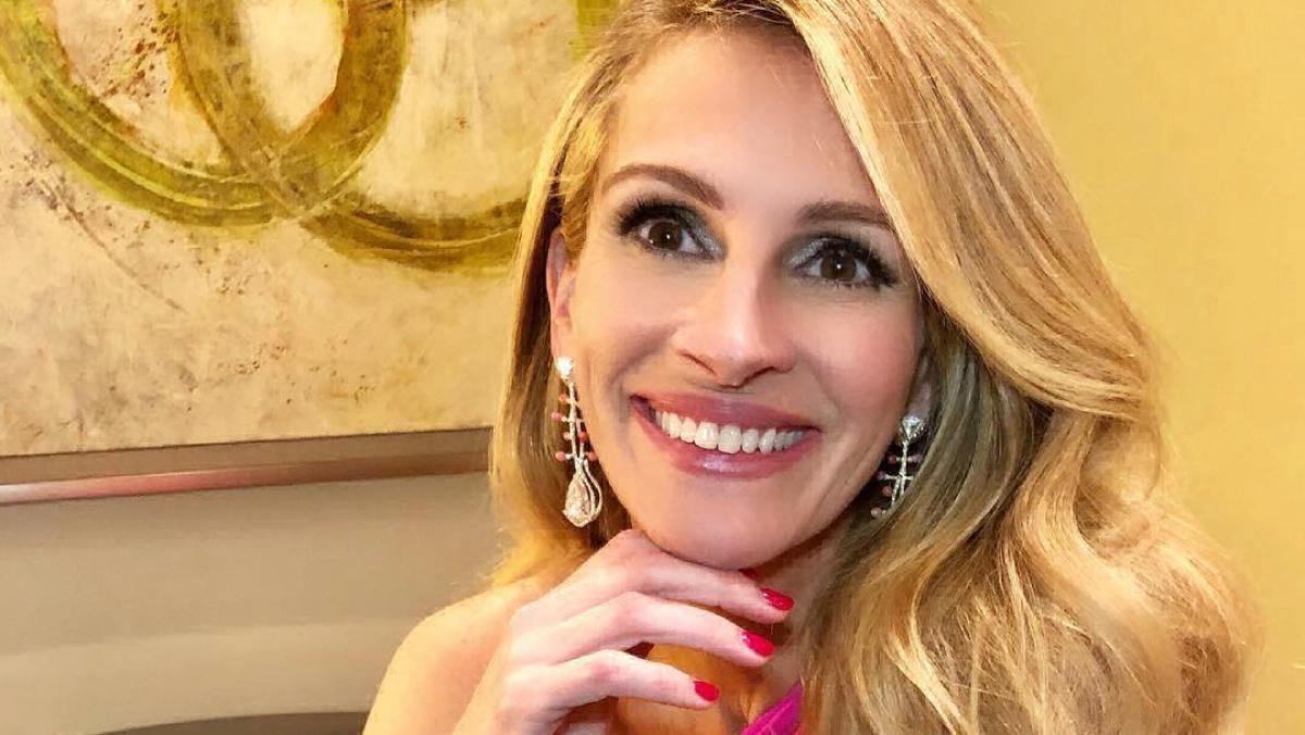 Джулия Робертс одела свое лучшее платье и представила, что она на Met Gala Джулия Робертс одела свое лучшее платье и представила, что она на Met Gala