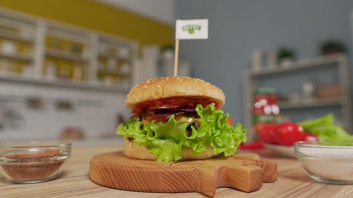 Бургер з аджикою та беконом – рецепт в домашніх умовах Бургер з аджикою та беконом – рецепт в домашніх умовах