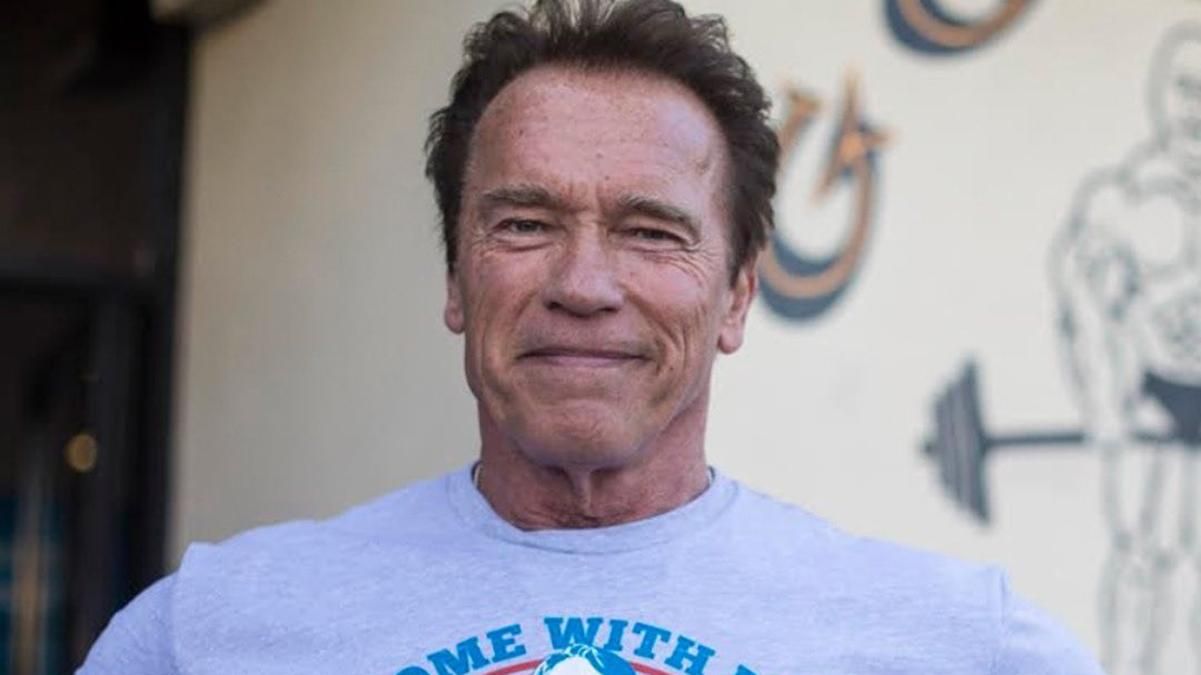 Арнольд Шварценеггер розіграв прихильників курйозним відео: у шпагаті та з цигаркою у зубах Арнольд Шварценеггер розіграв прихильників курйозним відео: у шпагаті та з цигаркою у зубах