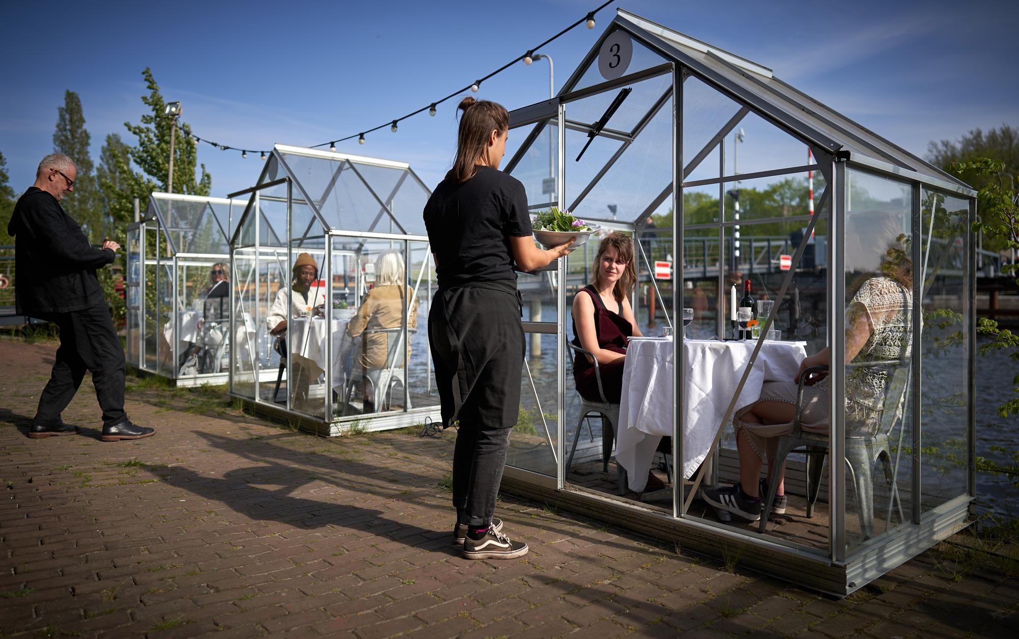 Как ресторан в Нидерландах работает в пандемию коронавируса – фото