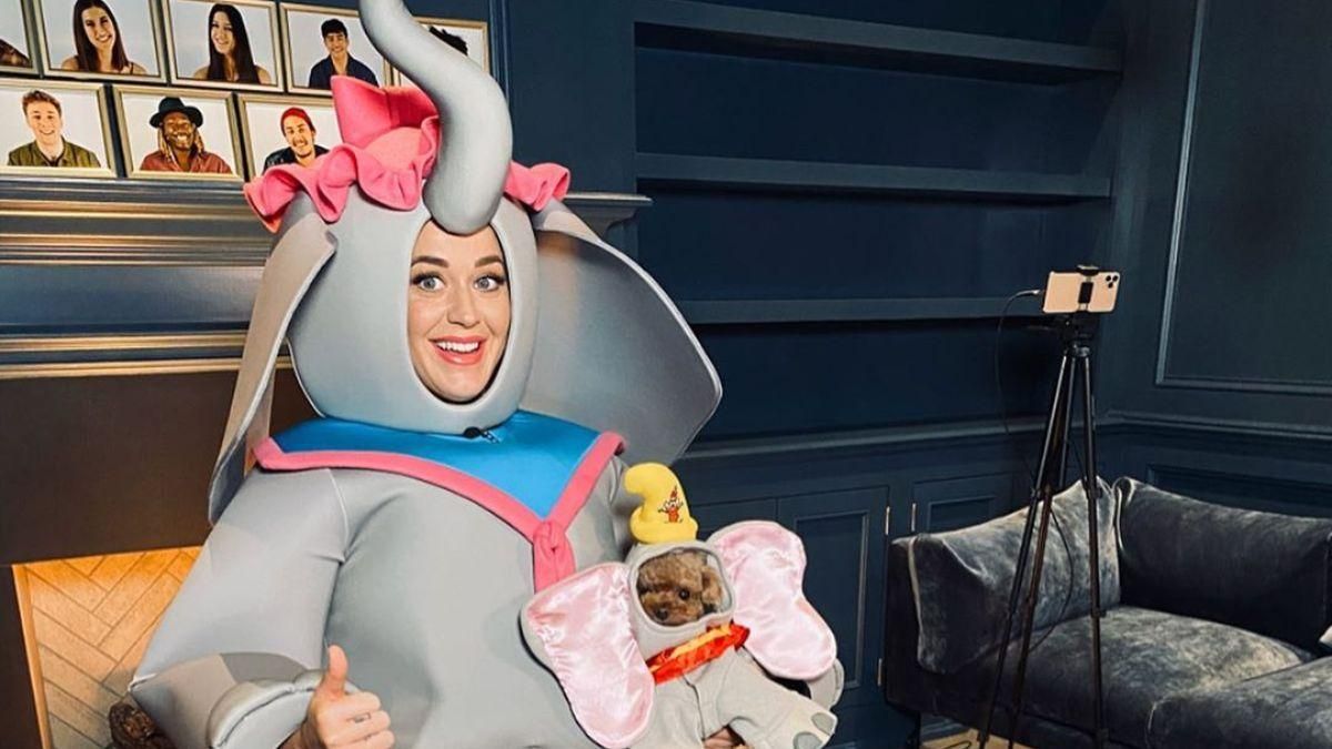 Кэти Перри спела колыбельную в костюме слона и с собачкой на руках: видео Кэти Перри спела колыбельную в костюме слона и с собачкой на руках: видео